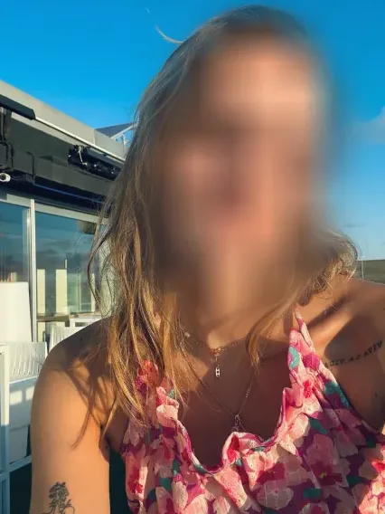Sandra, 29